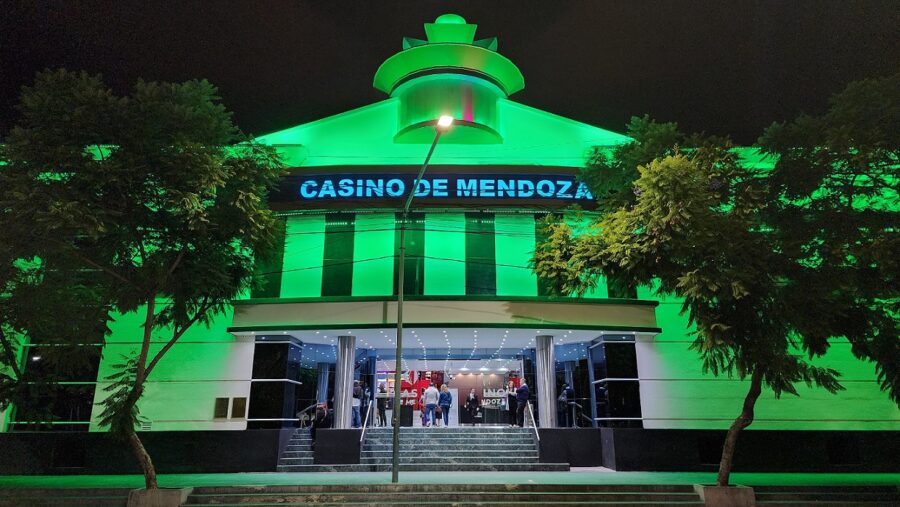 El Casino de Mendoza fue uno de los edificios teñidos de verde. Foto: IPJyC Mendoza. 