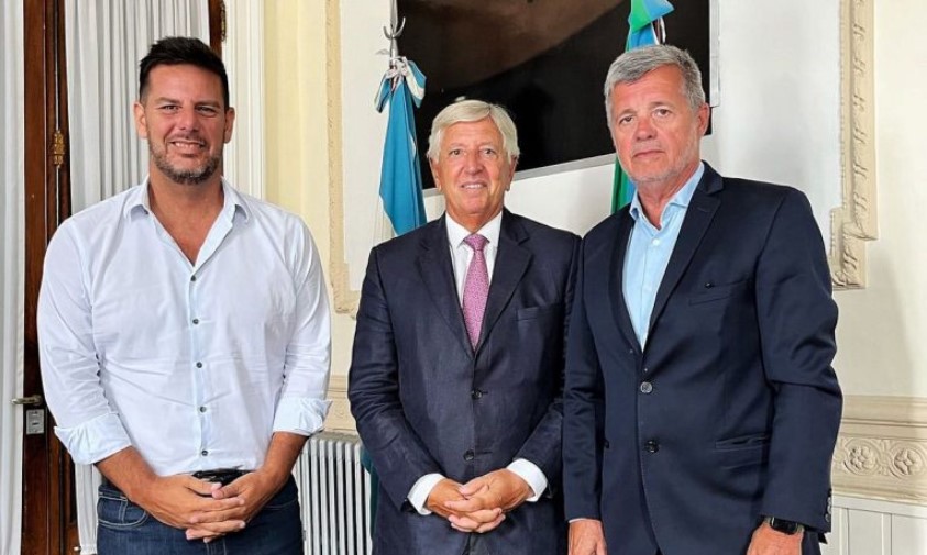 El presidente del IPLyC Buenos Aires, Gonzalo Atanasof; el director provincial de Hipódromos y Casinos, Juan Puleston; y el presidente del Hipódromo de San Isidro, Juan Villar Urquiza.