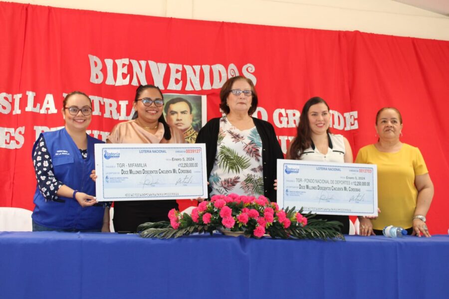 Ambas instituciones recibieron sus cheques. Foto: Lotería Nacional de Nicaragua. 