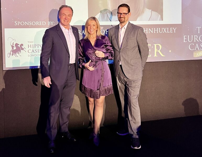 Tracy Cohen de TCSJOHNHUXLEY recibe el premio Jimmy Thomas Outstanding Contribution en los European Casino Awards 2024