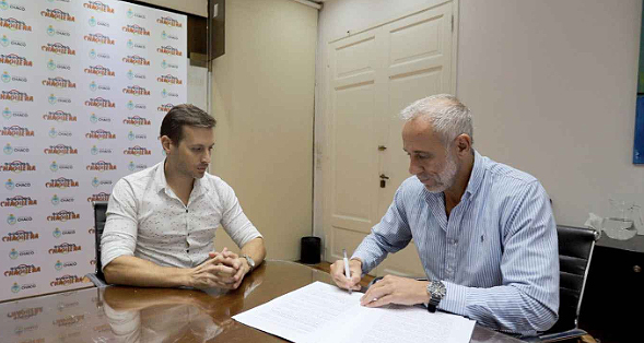 Lucas Apud Masin, y Leandro Eschoyez, firmaron el acuerdo. Foto: Lotería Chaqueña.