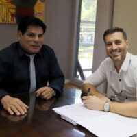 El presidente de Lotería Chaqueña, Lucas Apud Masín durante la firma del convenio con el intendente, Vicente González.