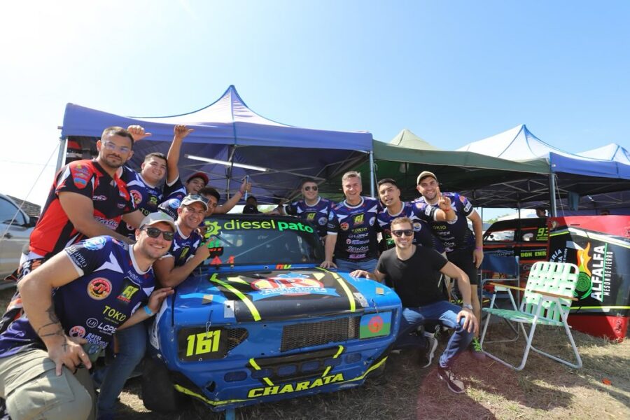 En el evento el gobernador entregó menciones y premios a los ganadores de la carrera de Automovilismo. Foto: Lotería Chaqueña. 