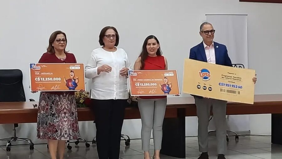 Ambas instituciones recibieron sus cheques. Foto: Lotería Nacional de Nicaragua.