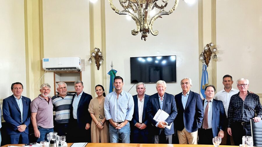 Las autoridades del IPLyC recibieron a los representantes de los Hipódromos de La Plata, San Isidro, Tandil, Azul y Dolores. Foto: Lotería de la Provincia. 