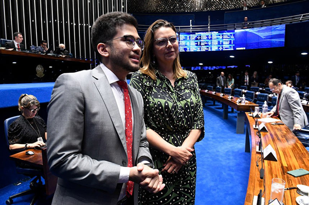 Kim Kataguiri, autor del proyecto, junto con Leila Barros, relatora del mismo. (Foto: Jefferson Rudy/Agência Senado)