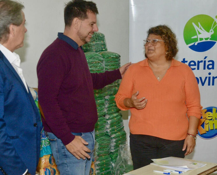 La entrega de los alimentos estuvo a cargo del presidente de la entidad, Gonzalo Atanasof. Foto: IPLyC Buenos Aires.