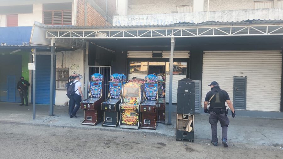 El operativo en plena ciudad de Lázaro Cárdenas. Foto: FGE.