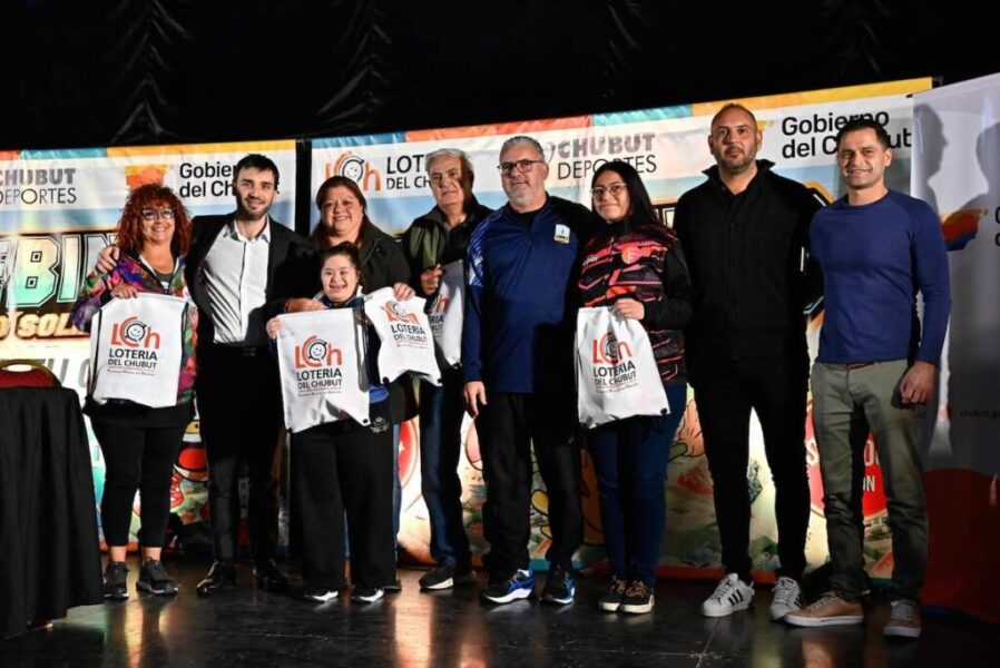 El gobernador Ignacio Torres encabezó el acto en Comodoro Rivadavia. Foto: Lotería del Chubut. 