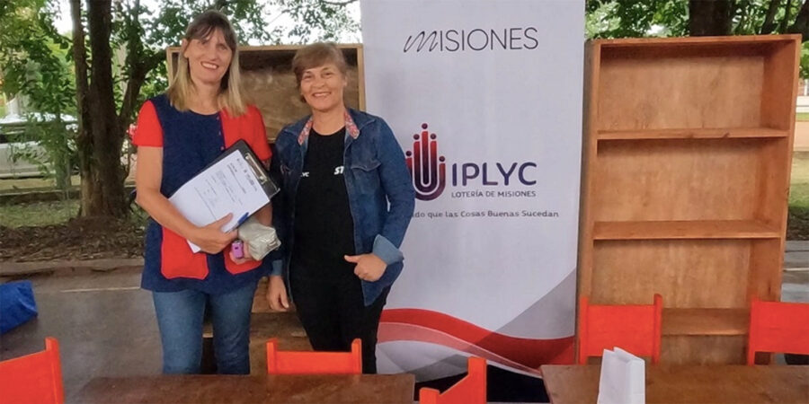 En el acto se realizó la entrega de dos kits de muebles. Foto: IPLyC de Misiones.