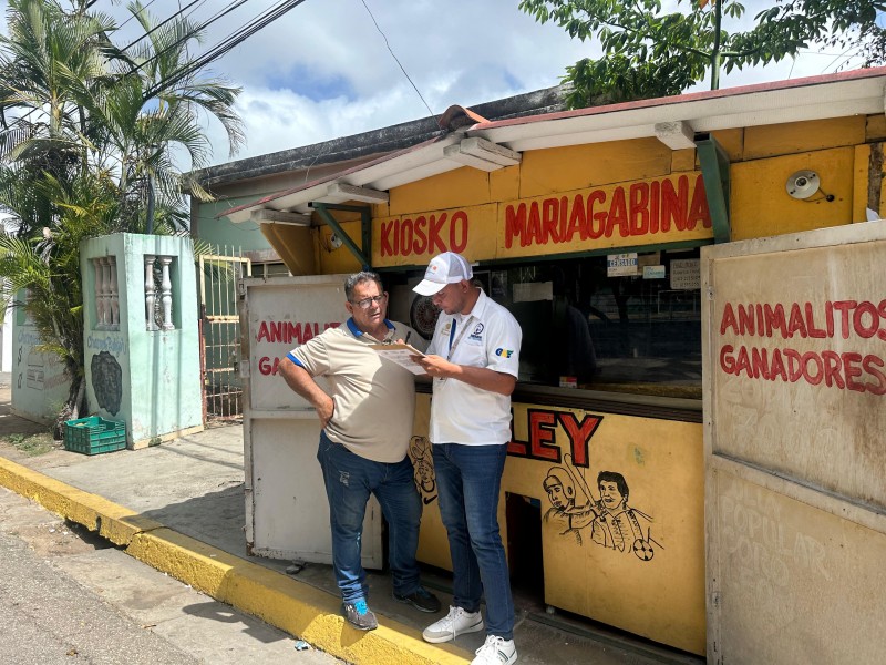 Funcionarios del Ineben durante un proceso de fiscalización. Foto: Ineben.