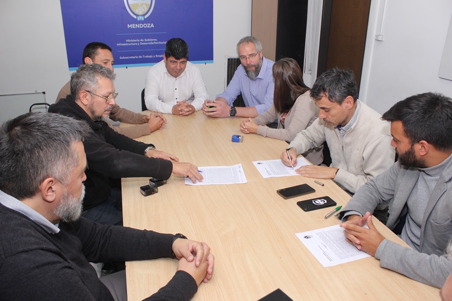 El viernes pasado firmaron el acuerdo salarial. Foto: Prensa Gobierno de Mendoza 