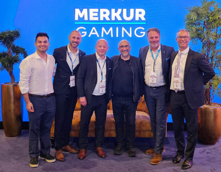 Humberto Garcia, COO de Atomo Gaming, Klaus Hönninger, sales manager de edict, Dominic-Daniel Liénard, CEO de edict, Ramon Monros, CEO de Atomo Gaming, Olaf Schimpf, lead sales manager de edict y Mario Brescianini, senior consultant de Atomo Gaming durante la firma del contrato en la Feria Internacional del Juego, en Madrid.