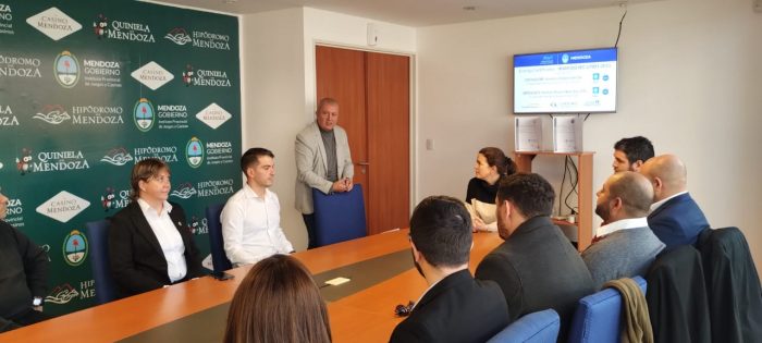 Las autoridades del IPJyC de Mendoza y del IRAM encabezaron la reunión. Foto: Gobierno de Mendoza. 