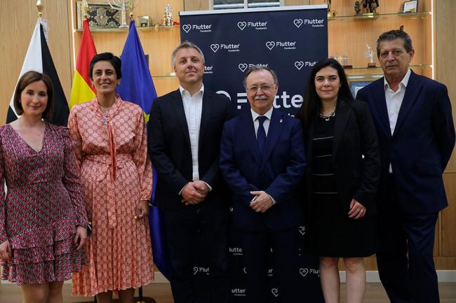 El acto de presentación de la fundación contó con la presencia de diversos funcionarios ceutíes. Foto: Fundación Flutter.