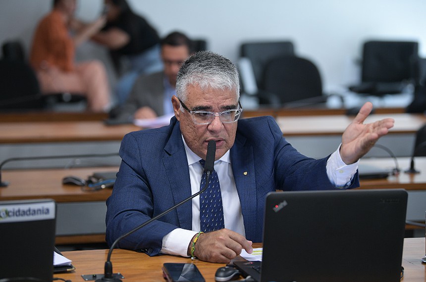 El senador Eduardo Girão fue el autor de la solicitud de un nuevo debate sobre el tema. (Foto: Pedro França/Agência Senado)