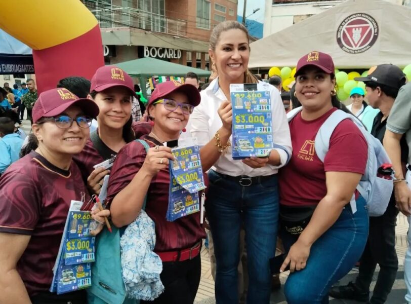 La entrega de implementos se realizó en el marco de "Tolima Tierra de Festivales". Foto: Lotería del Tolima.