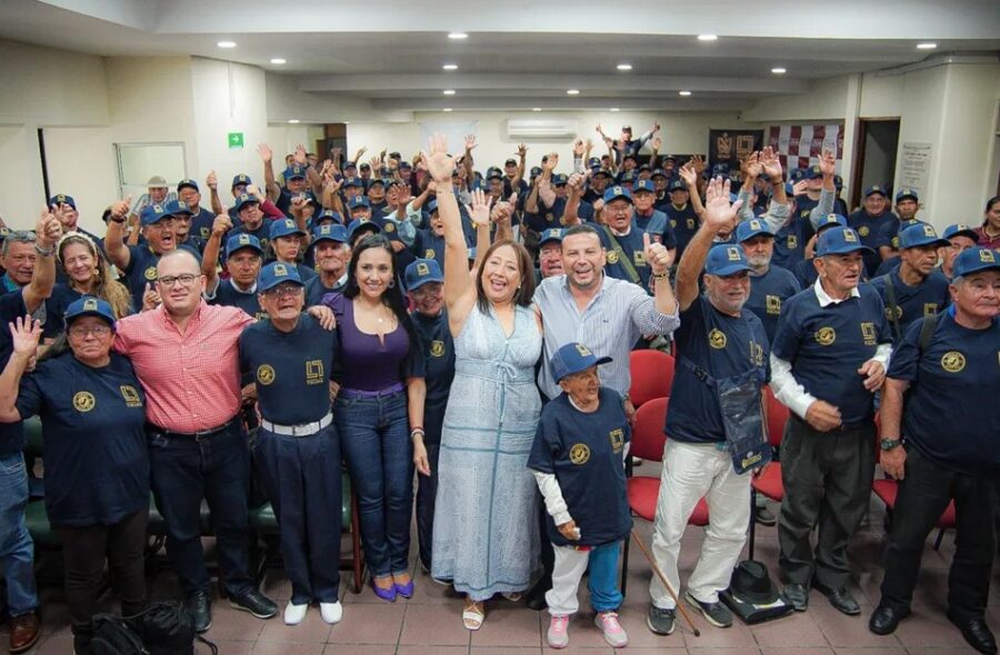 La titular de Lotería del Tomia, Nancy Cristancho, junto a los loteros durante el lanzamiento de la iniciativa. Foto: Lotería del Tolima.