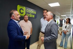 Las autoridades municipales recorrieron las oficinas de la compañía inauguradas en enero. Foto: Codere Online.