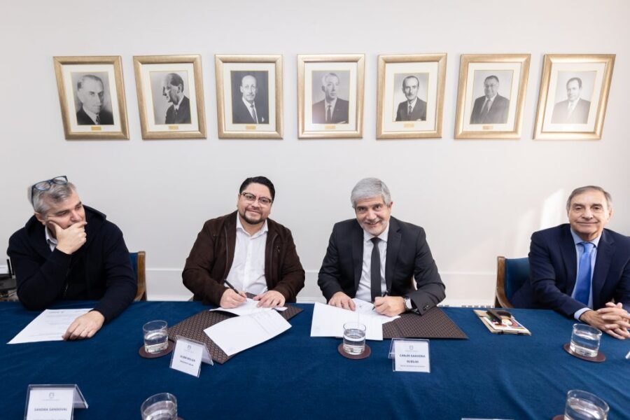 Las autoridades en la firma del convenio. Foto: Esteban Paredes Drake, dirección de Comunicaciones UdeC.