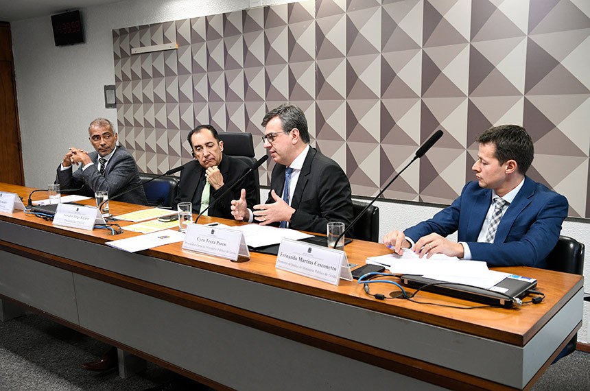 Los senadores Romário y Kajuru con Cyro Terra Peres y Fernando Cesconetto, del MP de Goiás, en la reunión de la CPI. Foto: Agencia Senado.