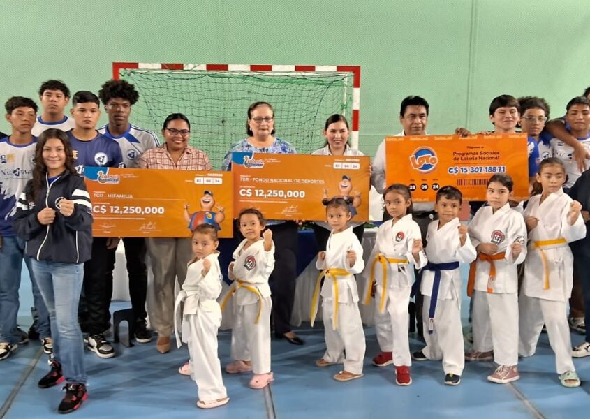 El acto de entrega de utilidades se realizó en el Gimnasio de Balonmano del Instituto Nicaragüense de Deportes. Foto: Lotería Nacional de Nicaragua.