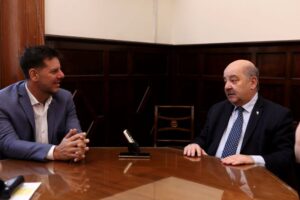 El titular del IPLyC Buenos Aires, Gonzalo Atanasof y el Vicepresidente académico de la UNLP, Fernando Tauber, durante la reunión. Foto: UNLP.