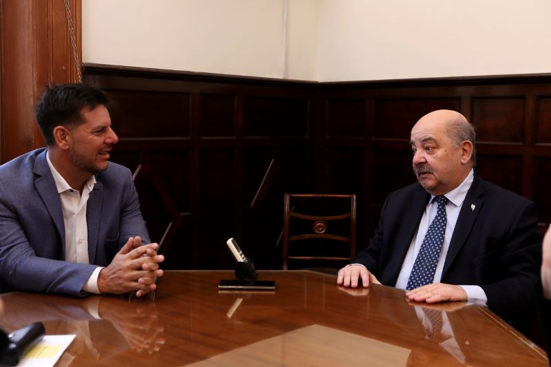 El titular del IPLyC Buenos Aires, Gonzalo Atanasof y el Vicepresidente académico de la UNLP, Fernando Tauber, durante la reunión. Foto: UNLP.