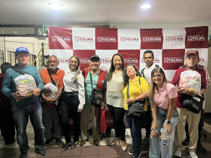 La titular de la entidad, Nancy Cristancho, junto con alguno de los loteros beneficiados. Foto: Lotería del Tolima.