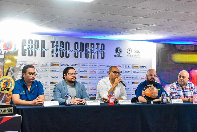 Javier Milián, titular de la LNB, junto con los dirigentes del INDES y FESABAL. Foto: LNB.