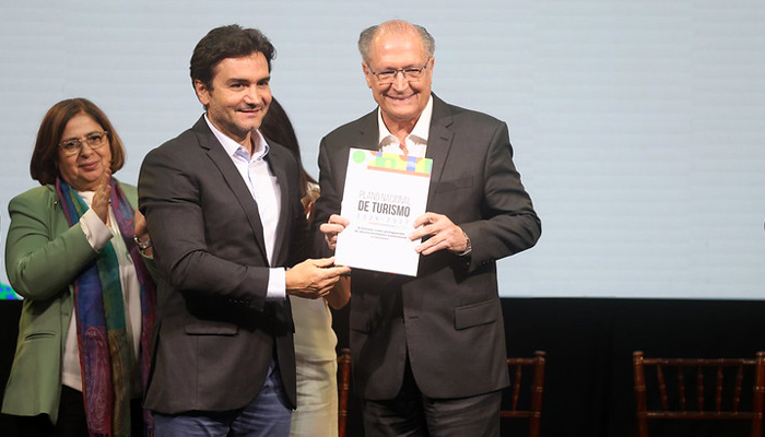 El ministro Celso Sabino junto con el vicepresidente, Geraldo Alckmin, durante la realización del “Salón de Turismo: Descubra Brasil”. Foto: Fernando Souza/ Mtur 