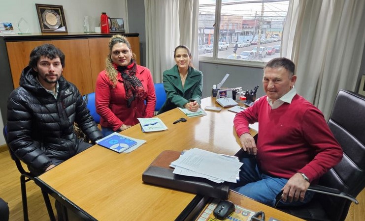 El presidente de Loterías de Santa Cruz, Juan Maier, se reunió con los concejales Ayrton Ruay, Giulana Tobares y Victoria Ojeda, del Bloque del Partido Ser, de Río Gallegos. Foto: LOAS.