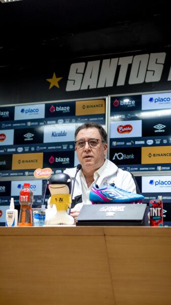 El presidente Marcelo Teixeira durante la conferencia de prensa. Foto: Facebook Santos Futebol Clube.