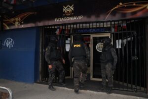 En total se secuestraron más de 1.800 máquinas de juego y más de USD 500.000. Foto: PDI Bio Bio. 