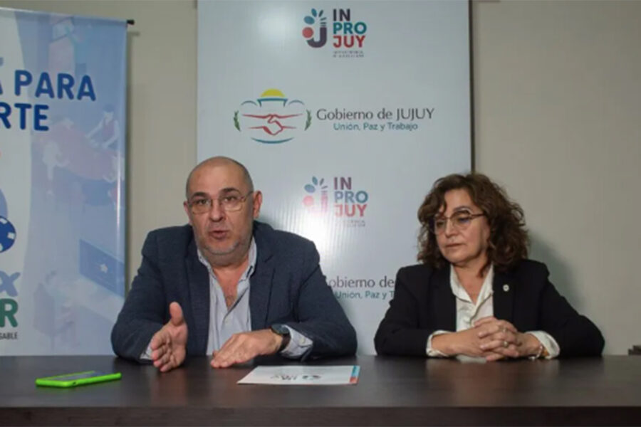 Walter Morales, presidente del Inprojuy, y Miriam Serrano, ministra de Educación presentaron el concurso. Foto: Gobierno de Jujuy