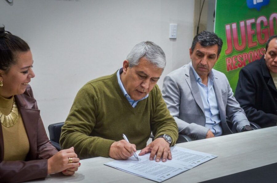 Ramón Vera, administrador de AJALaR junto a Ariel Martinez, ministro de Educación. Foto: AJALAR.