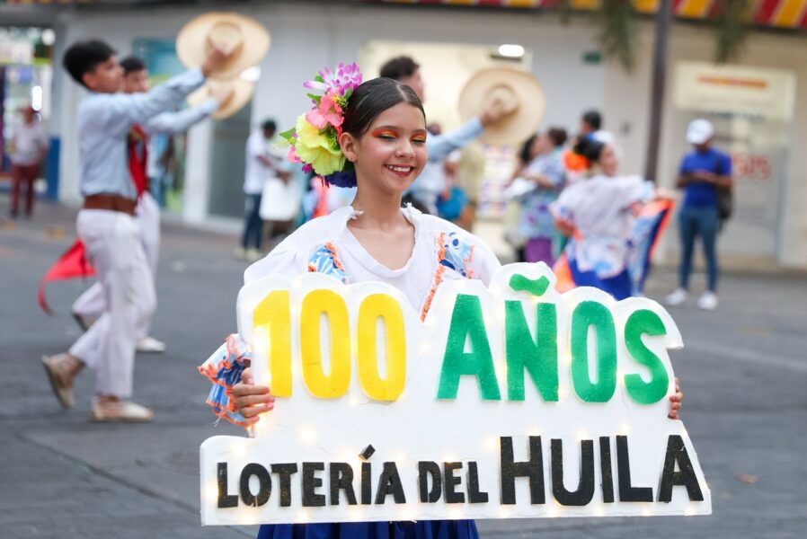 Las celebraciones se extendieron por toda la ciudad y sirvieron de marco para que la Lotería del Huila presente su nueva identidad. Foto: Gobernación del Huila.