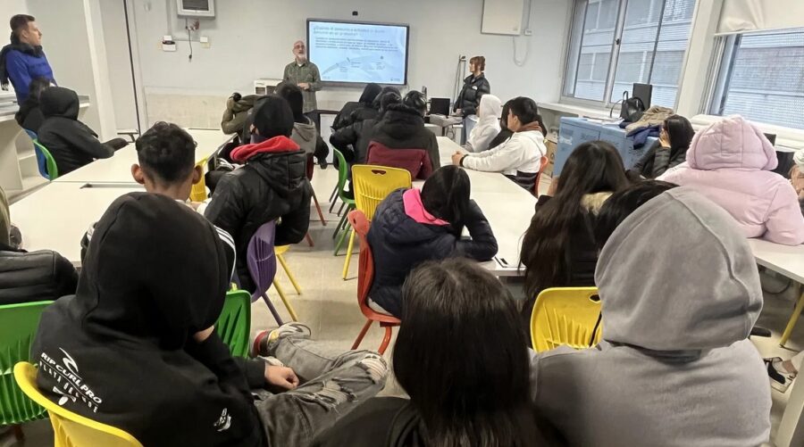 Los encuentros se realizan tanto en instituciones educactivas públicas como privadas. Foto: LOTBA.