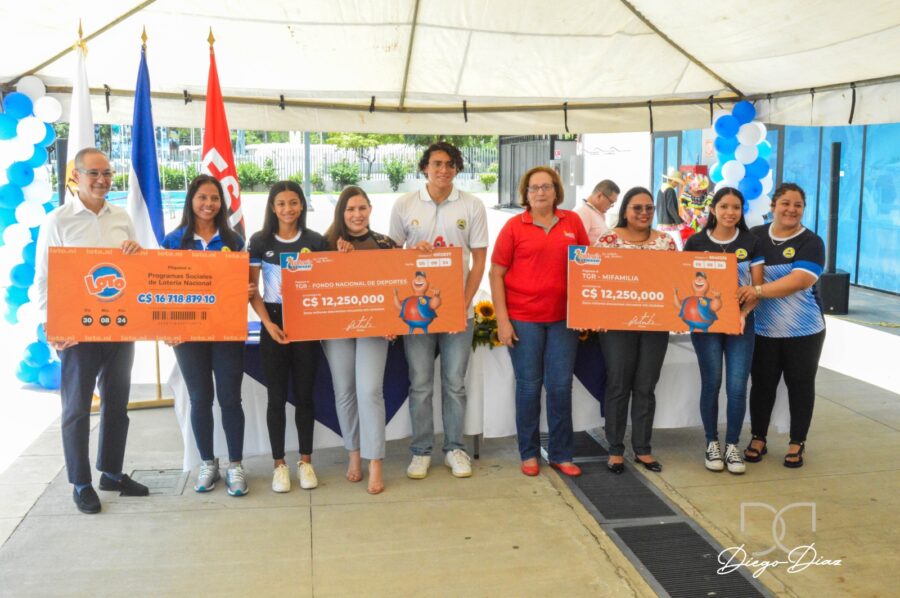 El acto de entrega de los fondos se realizó en el complejo de piscinas Michelle Richardson.