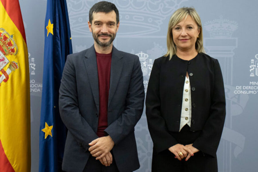 Pablo Bustinduy y Amparo López firmaron el convenio. Foto: Gobierno de Navarra.