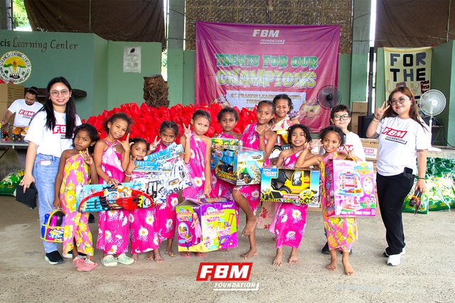 Junto con las donaciones, FBM Foundation distribuyó dulces y pequeños juguetes temáticos de Halloween.