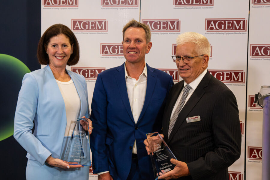 Steve Sutherland, presidente y CEO, recibe el Premio Conmemorativo AGEM 2024 a la Excelencia en la Profesionalidad del Juego Comercial.