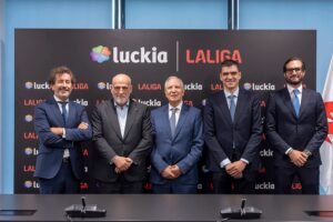 Las autoridades de LALIGA y de Luckia participaron de la rúbrica del acuerdo. Foto: Luckia.