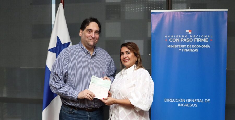 El director general de la DGI de Panamá, Camilo Valdés, junto a la directora general de la LNB, Saquina Jaramillo. 