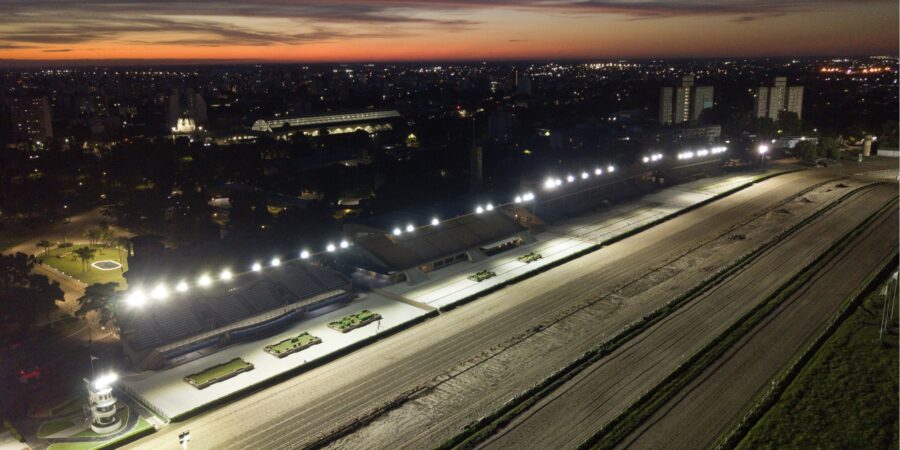 El Hipódromo de La Plata fue el primero en contar con iluminación artificial. Foto: IPLyC Buenos Aires. 