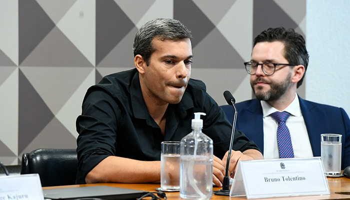 Bruno Toletino, de camisa negra, junto a su abogado defensor. Foto: Marcos Oliveira/Agência Senado.