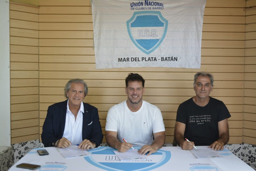 Las autoridades durante la entrega de las donaciones. Foto: IPLyC Buenos Aires.