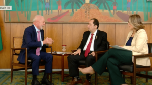 Lula, junto a Jorge Kajuru y Leila Barros, durante la entrevista.