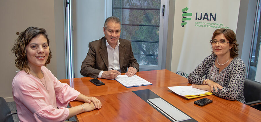 Firma del convenio en Neuquén. Foto: IJAN. 