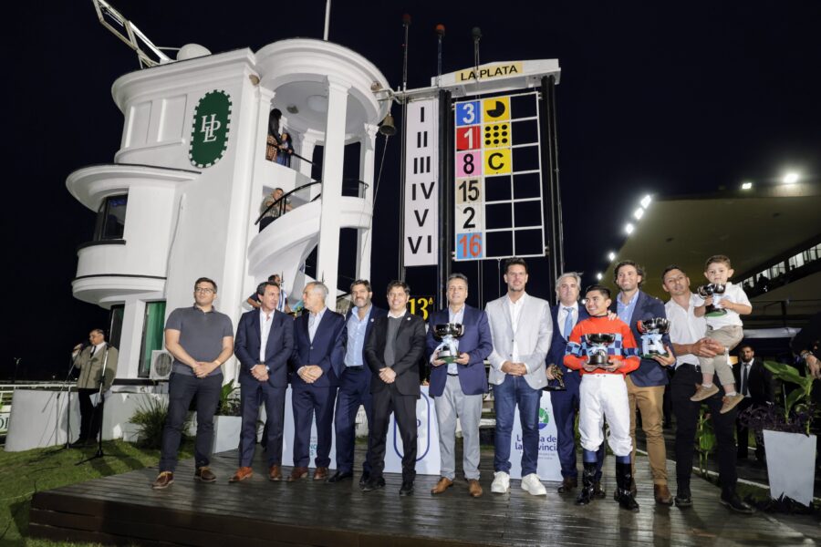 En el Gran Premio Internacional Dardo Rocha, en el Hipódromo de La Plata. Foto: X @Kicillofok